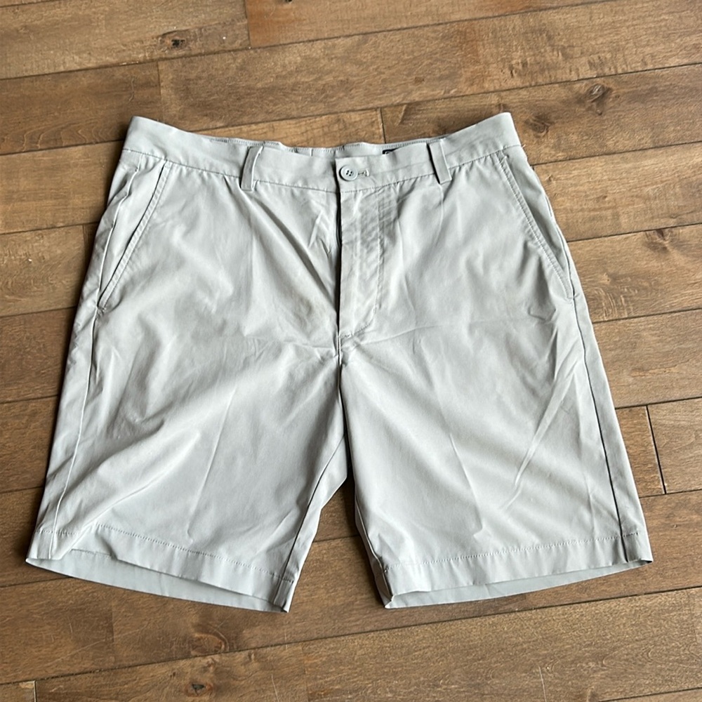 Vineyard vines light gray shorts